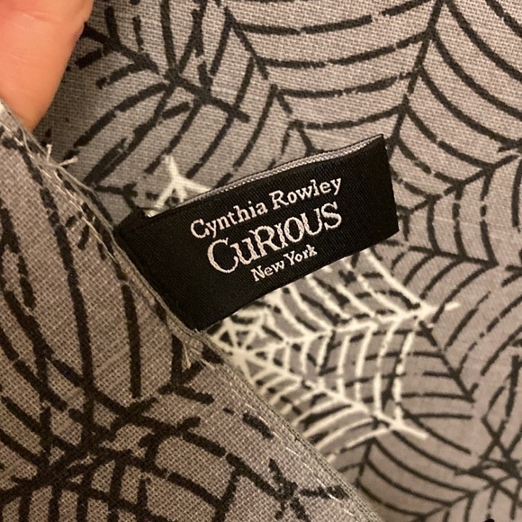 NWT!  CYNTHIA ROWLEY CURIOUS GLOW IN THE DARK SPIDERWEB HALLOWEEN TABLE RUNNER - Picture 9 of 11